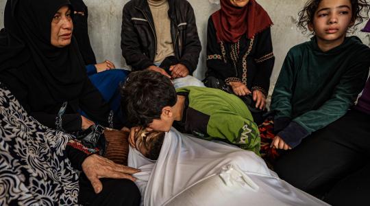 وداع حزين في المشفى الأهلي لـ15 شهيد بعد قصف منازل بشمال قطاع غزة (10)