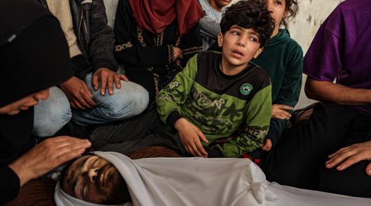 وداع حزين في المشفى الأهلي لـ15 شهيد بعد قصف منازل بشمال قطاع غزة (1)
