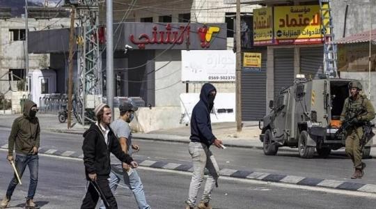 مستوطنون يعتدون على المواطنين