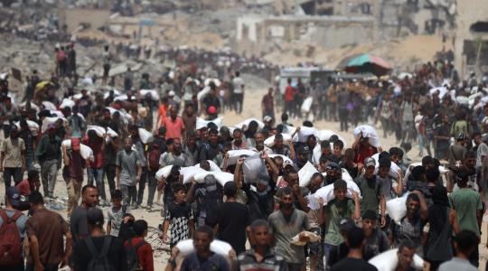 الحشود تستولي على المساعدات في غزة