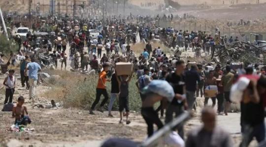 آلاف المواطنين يتوجهون للحصول على مساعدات من الشركة الأمريكية