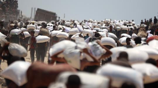 مواطنون يحملون اكياس الطحين خلال فترة المجاعة في غزة (ارشيفية)