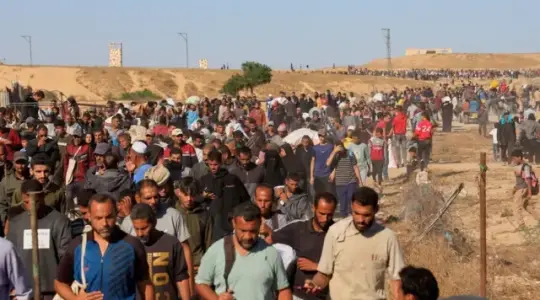 جائعون متجهون للحصول على بعض المساعدات من مؤسسة غزة الإنسانية