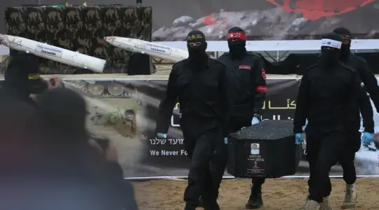 لحظة تسليم المقاومة في غزة جثامين "إسرائيليين" (أرشيفية)