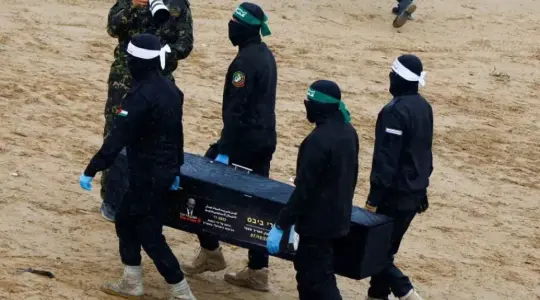 المقاومة بغزة تسلم جثة أسير إسرائيلي