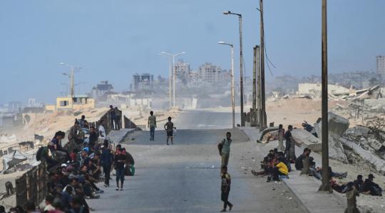 مواطنون فلسطينيون يعيدون إلى اماكنهم من الجنوب إلى الشمال في غزة