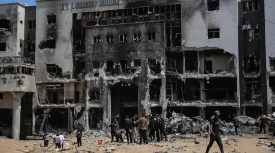 أضرار في مباني مجمع الشفاء الطبي في غزة