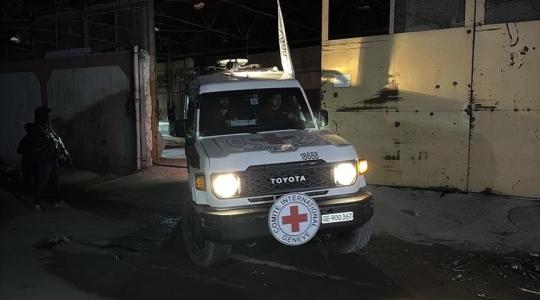لحظة تسليم الصليب الاحمر الدولي جثث أسرى الاحتلال في غزة