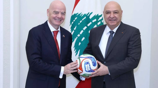 عون يمنح رئيس الفيفا الجنسية اللبنانية