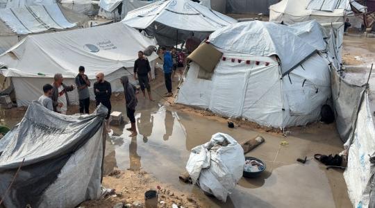 غرق خيام النازحين في غزة بفعل المنخفض الجوي