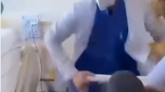 طبيب يضرب مريض بالهند .. شاهد القصة كاملة