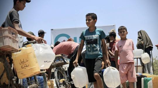 أطفال بغزة يصطفون طابور لتعبئة جالوناتهم بمياه الشرب