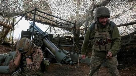 جنود روس يقصفون مواقع اوكرانيا