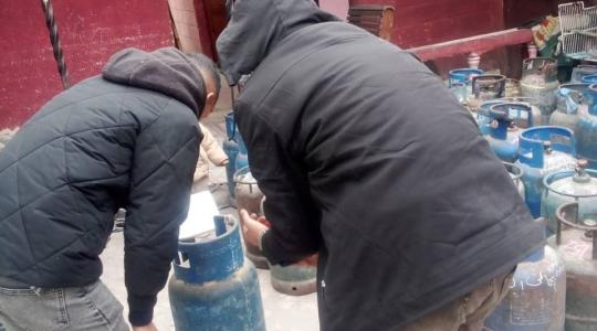 الانتظار لتعبئة اسطوانات الغاز