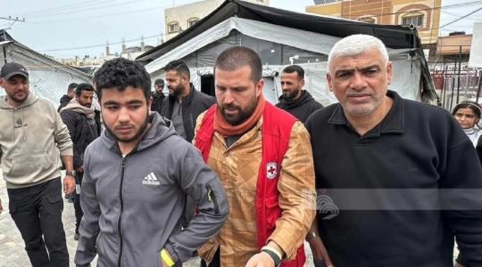 لحظة وصول الاسير محمود أبو وردة إلى مستشفى شهداء الاقصى بدير البلح
