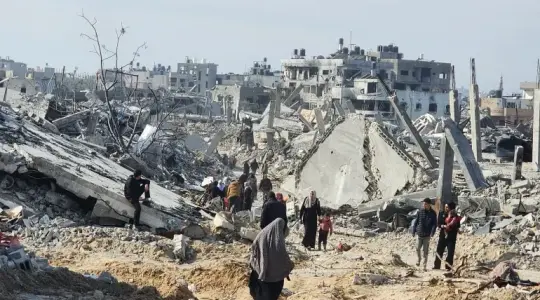 مواطنون يبحثون عن ذويهم المفقودين في غزة