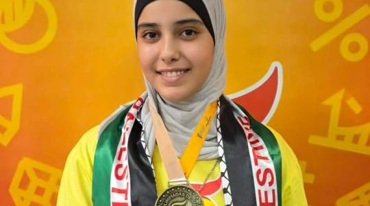 طفلة تنجو من حرب غزة تحصد الذهبية في أولمبياد الرياضيات بولاية برازيلية
