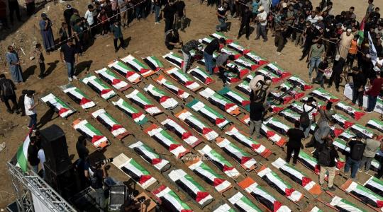 غزة تنظم أكبر جنازة لتشييع 120 شهيداً من عائلتي الحساينة وأبو شريعة (7).jpeg