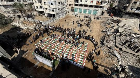 غزة تنظم أكبر جنازة لتشييع 120 شهيداً من عائلتي الحساينة وأبو شريعة (4).jpeg