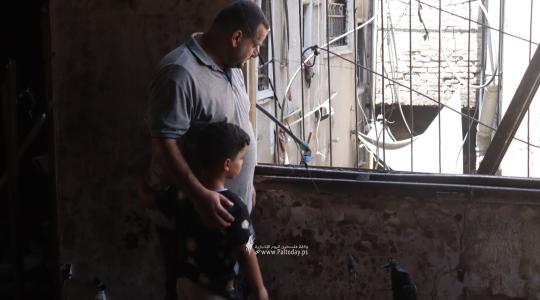 الشاب محمد المصري برفقة نجله