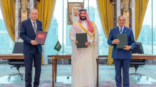 خلال مراسم توقيع اتفاقية الدفاع المشترك