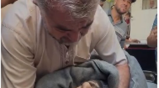 منير البرش يودع نجلة الشهيد.PNG