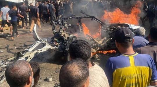 من مكان قصف مركبة قرب مفترق أصداء