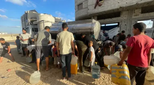 مركبة تحمل مياه محلاة للنازحين