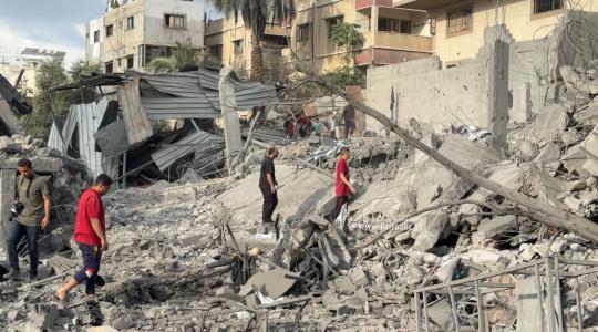 آثار دمار منزل والخيام المحيطة به بعد قصفه بمدينة غزة (7).jpeg