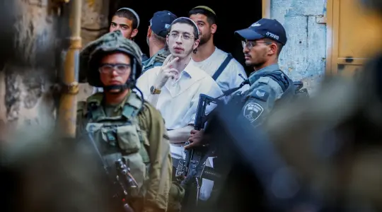 الاحتلال يقتحم مركزًا ثقافيًا ويغلقه جنوب الخليل