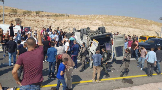 مواطنون يتجمهرون حول الحافلة بعد انقلابها ومصرع أحد ركابها