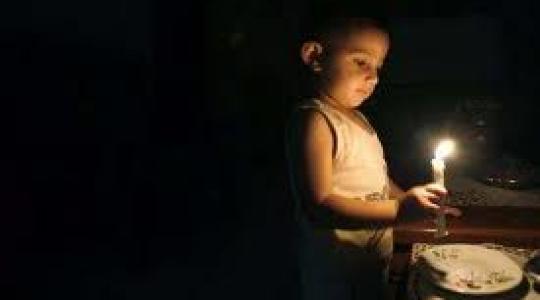 طفل ينير الظلمة بالشموع