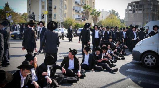 متدينون يهود يتظاهرون رفضاً للخدمة العسكرية