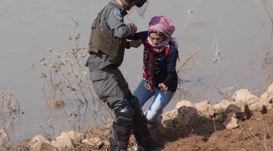الاحتلال يعتقل فتاة فلسطينية 
