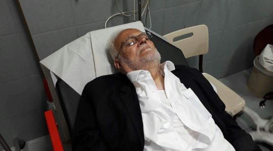 الشيخ عكرمة صبري على سرير المشفى بعد اصابته بالهروات من قبل الاحتلال في القدس