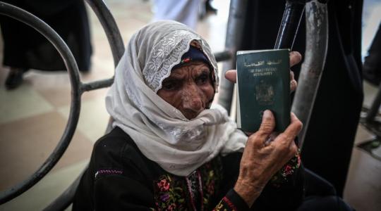 عجوز فلسطينية تنتظر على معبر رفح -ارشيف