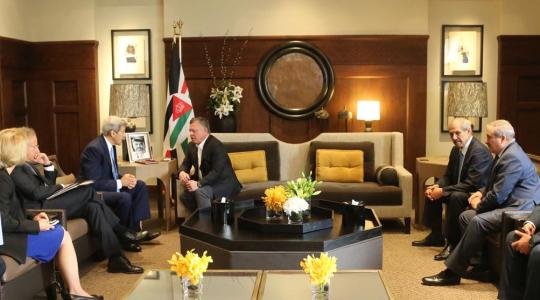 الملك عبد الله يلقتي وزير الخارجية الأمريكي جون كيري في مقره بعمان