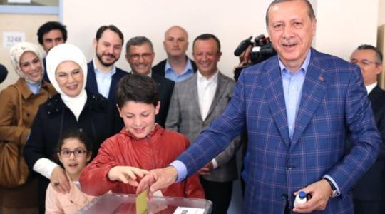 أردوغان خلال التصويت