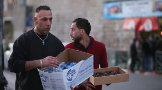 خليل كوع.. فلسطيني مسيحي يوزع التمر والماء على الصائمين في رمضان