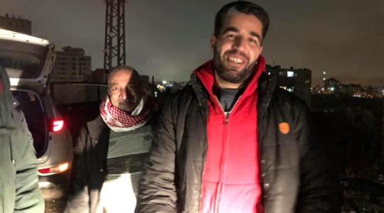 الصحفي حسين شجاعية بعد الإفراج عنه