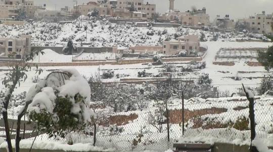 الثلوج تتساقط على محافظة الخليل