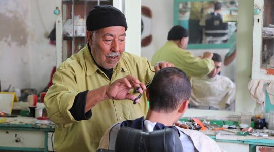 ابو هاني (81 عاماً) يمارس مهنة الحلاقة منذ (63 عاماً)