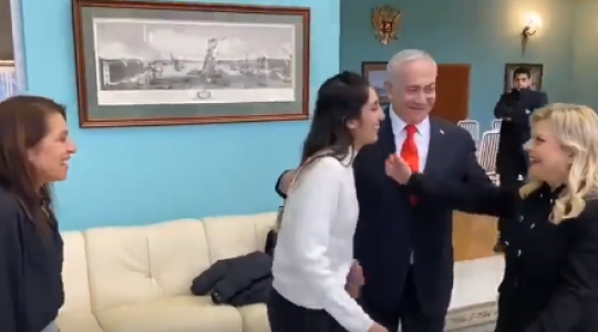 خلال استقبال نتنياهو وزوجته سارة المستوطنة