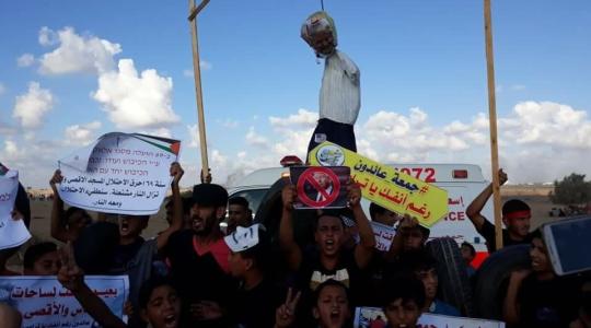 متظاهرون يشنقون ترامب على حدود غزة