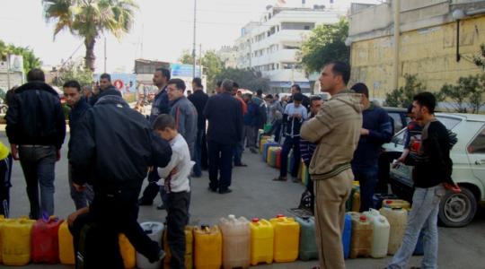 جانب من ازمة الوقود وتكدس السيارات على المحطات بغزة