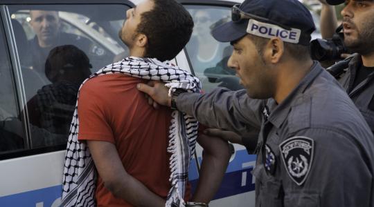 قوات الاحتلال تعتقل شاب فلسطيني (ارشيف)