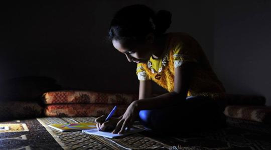 معاناة المواطنين تتضاعف في شهر رمضان مع انقطاع التيار الكهربائي