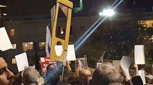 صورة خلال المسيرة تظهر فيها مقصلة للاعدام