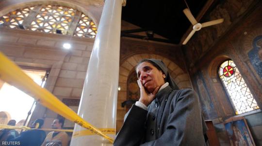 ​راهبة تبكي بينما تقف في موقع الانفجار بداخل الكنيسة البطرسية في ديسمبر الماضي