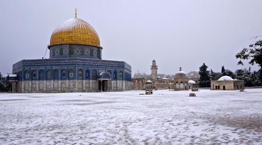 الثلوج تملئ ساحة المسجد الأقصى المبارك